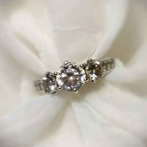 Ladies size 8 .925 Silver ring